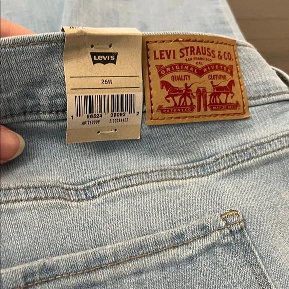 Levi's Women's Cropped Light Blue Jeans - Picture 12 of 16